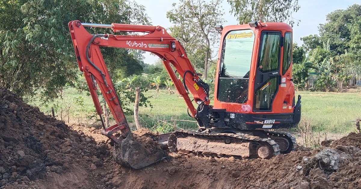 รถขุดเล็กเชียงราย รถแม็คโครให้เช่าเชียงราย รถแบคโฮรับจ้างเชียงราย Excavators for rent Chiang Rai