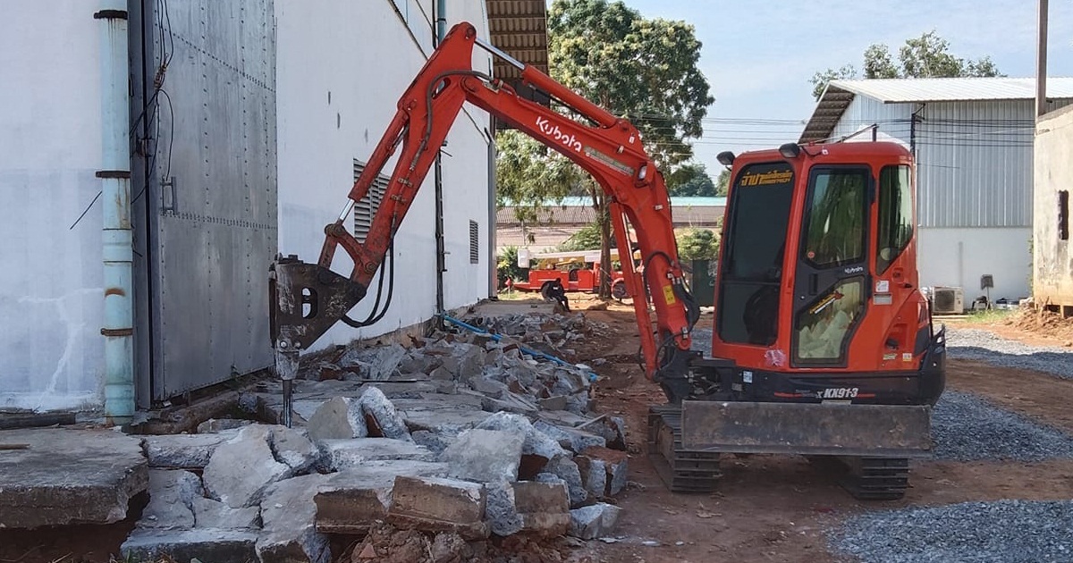 รถขุดเล็กเชียงราย รถแม็คโครให้เช่าเชียงราย รถแบคโฮรับจ้างเชียงราย Excavators for rent Chiang Rai