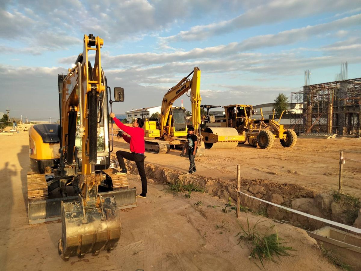 รถแม็คโคร ให้เช่า ชลบุรี backhoe for rent Chon Buri