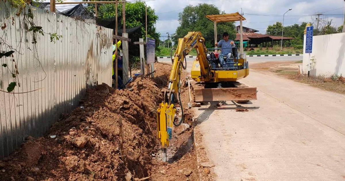 รถแม็คโครให้เช่ากำแพงเพชร รถแบคโฮรับจ้างกำแพงเพชร รถขุดเล็กกำแพงเพชร Excavators for rent Kamphaeng Phet