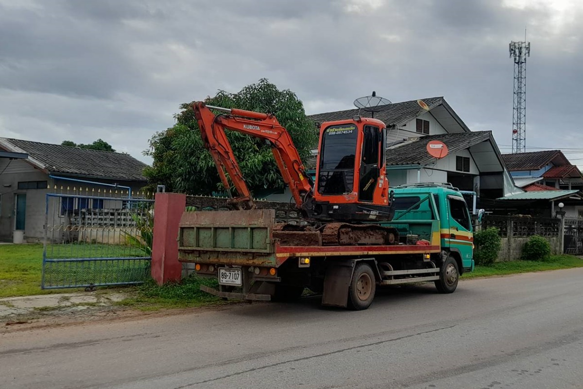 รถแม็คโครให้เช่านครพนม รถแบคโฮรับจ้างนครพนม รถขุดเล็กนครพนม Excavators and Backhoe for rent Nakhonphanom.