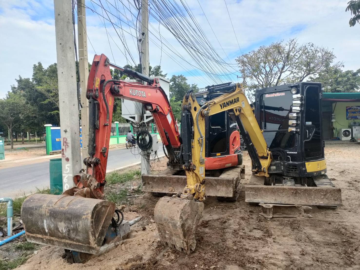 รถแม็คโครให้เช่าศรีสะเกษ รถแบคโฮรับจ้างศรีสะเกษ รถขุดเล็กศรีสะเกษ รถหกล้อดั๊มศรีสะเกษ ให้บริการในพื้นที่จังหวัดศรีสะเกษ และจังหวัดใกล้เคียง