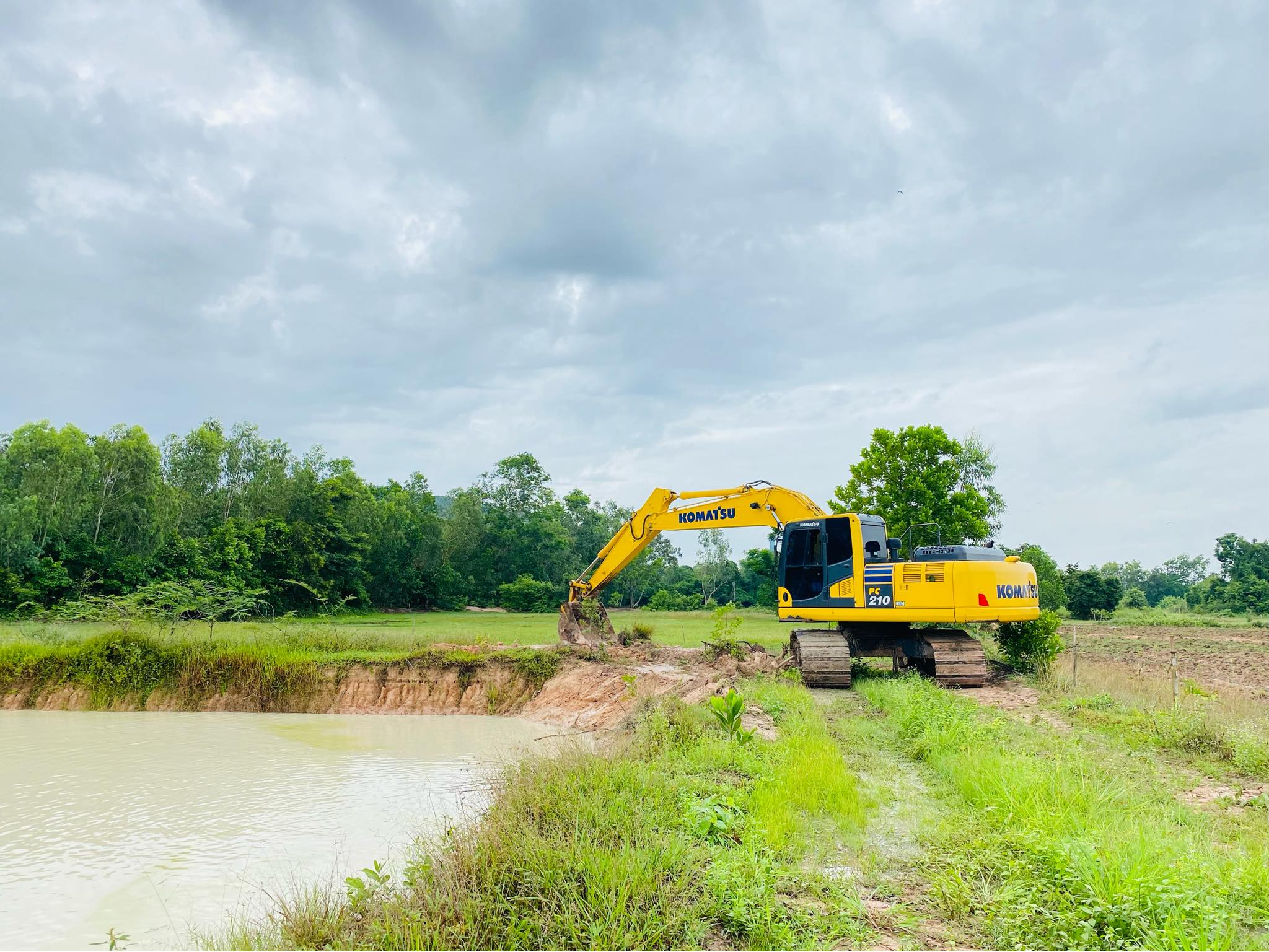 รถขุดเล็กนครนายก รถแบคโฮรับจ้างนครนายก รถแม็คโครให้เช่านครนายก Excavators for rent Nakhon Nayok